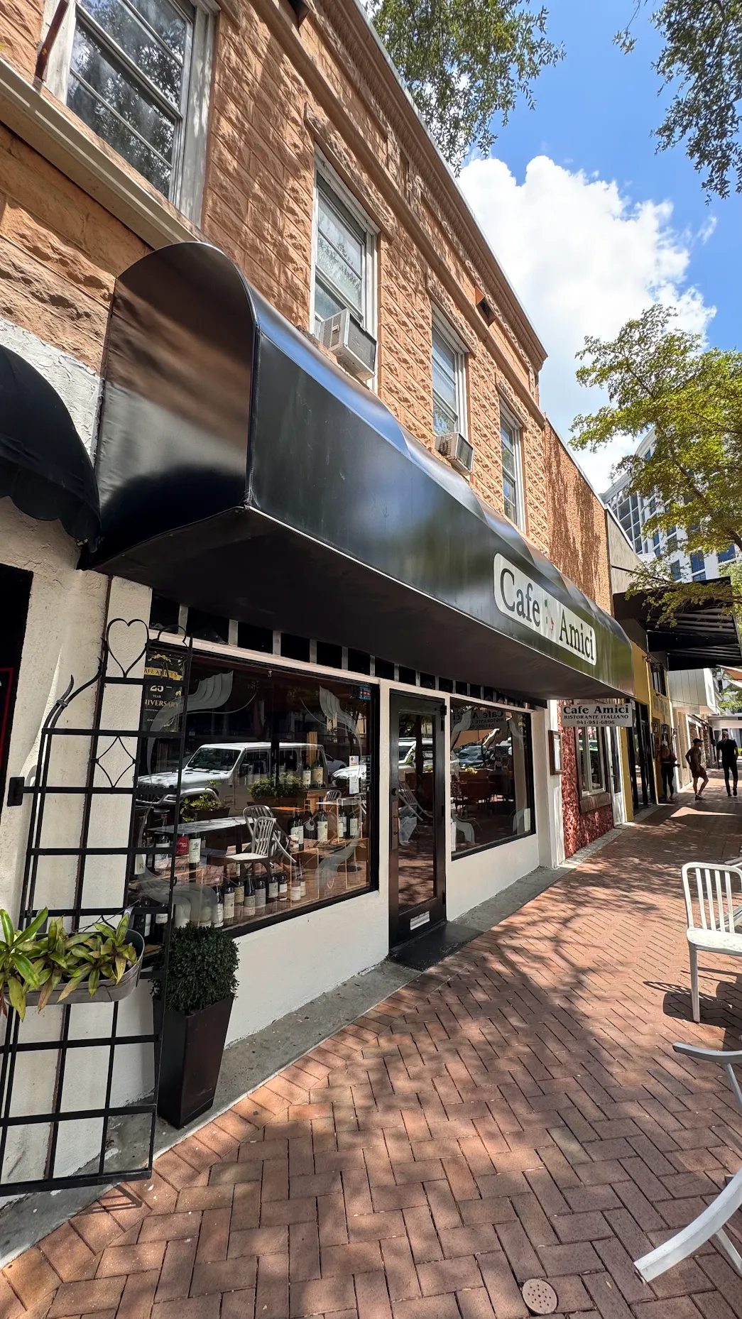caf eamici outside